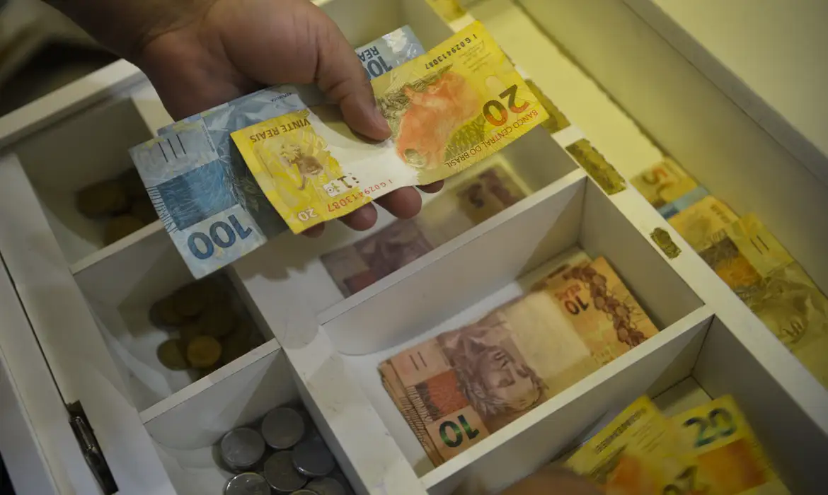 Salário mínimo de R$ 1.412 já está em vigor