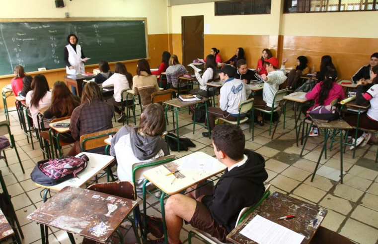 Depois de 5 anos de tramitação, lei que garante condições de trabalhos a professores é sancionada