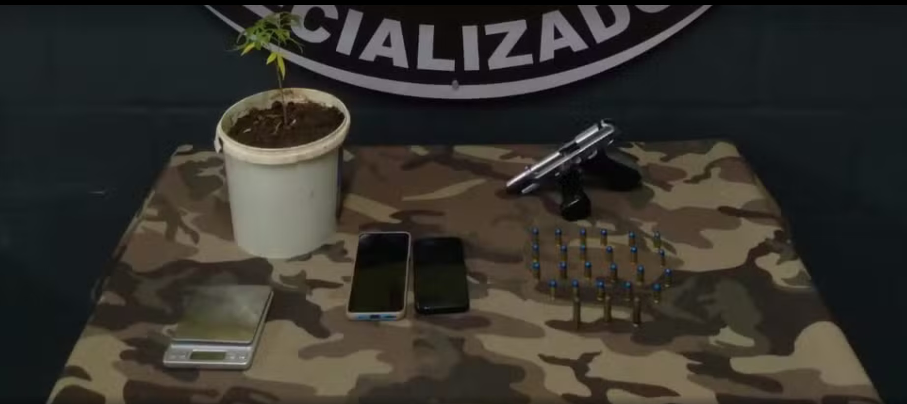 Irmãos são presos com arma e munições escondidas em bolsa de bebê