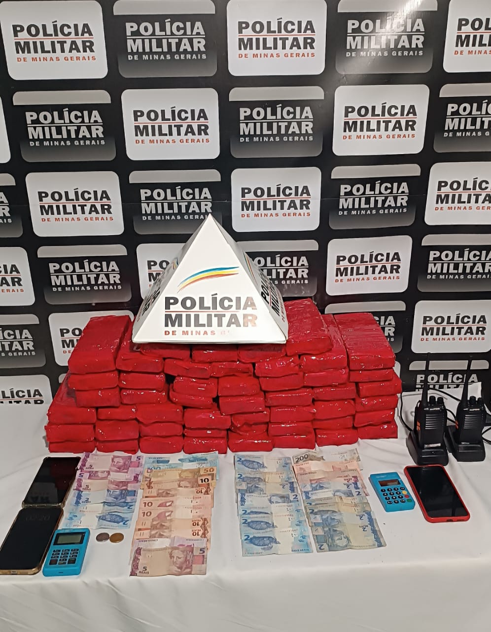 Raul Soares: PM intercepta veículo com 52 barras de maconha