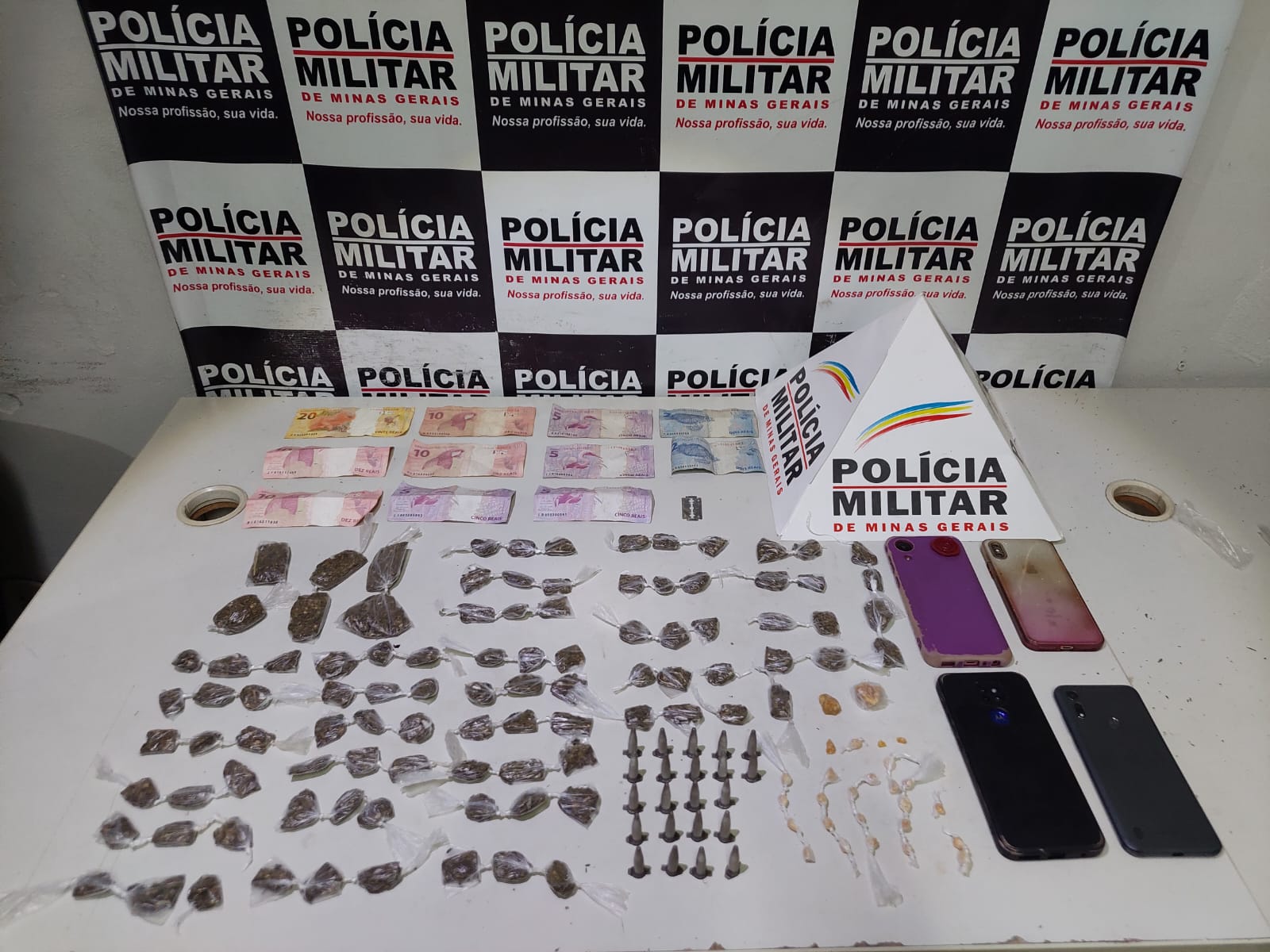 Ponte Nova: PM prende três por tráfico após apreensão de drogas