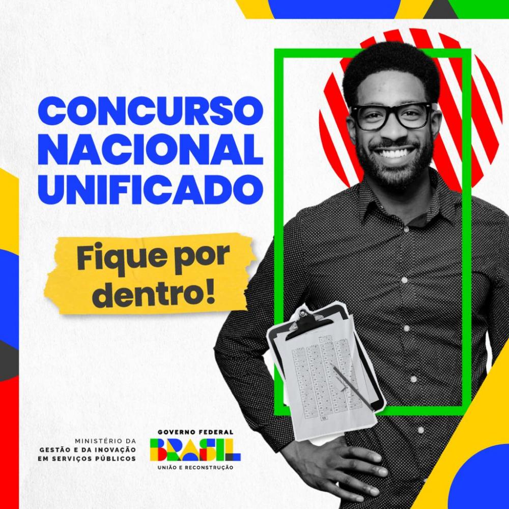 Concurso Nacional Unificado - Banner de Divulgação.
Homem negro,de óculos, sorrindo rente a um fundo branco com ilustrações.
Mensagem "Fique por denro!" em preto destacada em fundo amarelo.