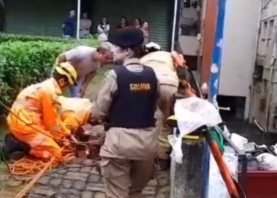 Homem de 52 anos cai em buraco de 8 metros no centro de Viçosa