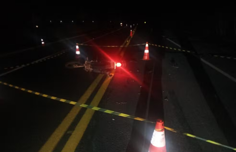 BR-116: motociclista morre após perder o controle e cair na pista