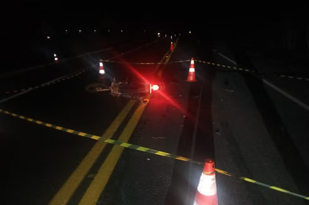BR-116: motociclista morre após perder o controle e cair na pista