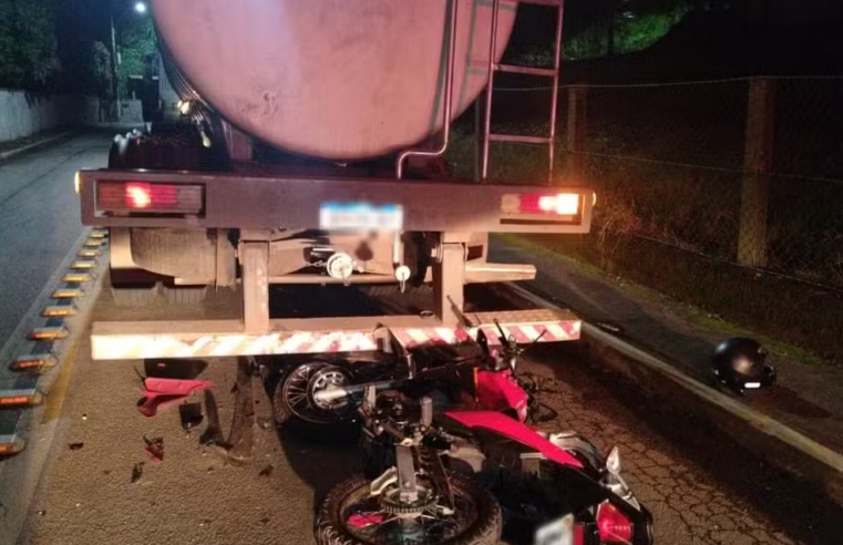 MG-135: motociclista morre após bater em traseira de carreta parada