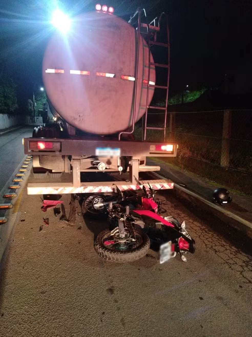 MG-135: motociclista morre após bater em traseira de carreta parada