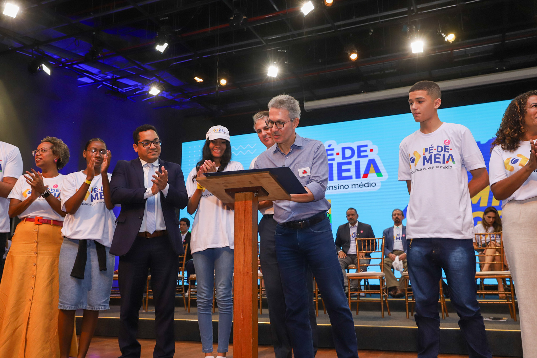 Minas formaliza adesão ao programa Pé-de-Meia que beneficia estudantes do ensino médio