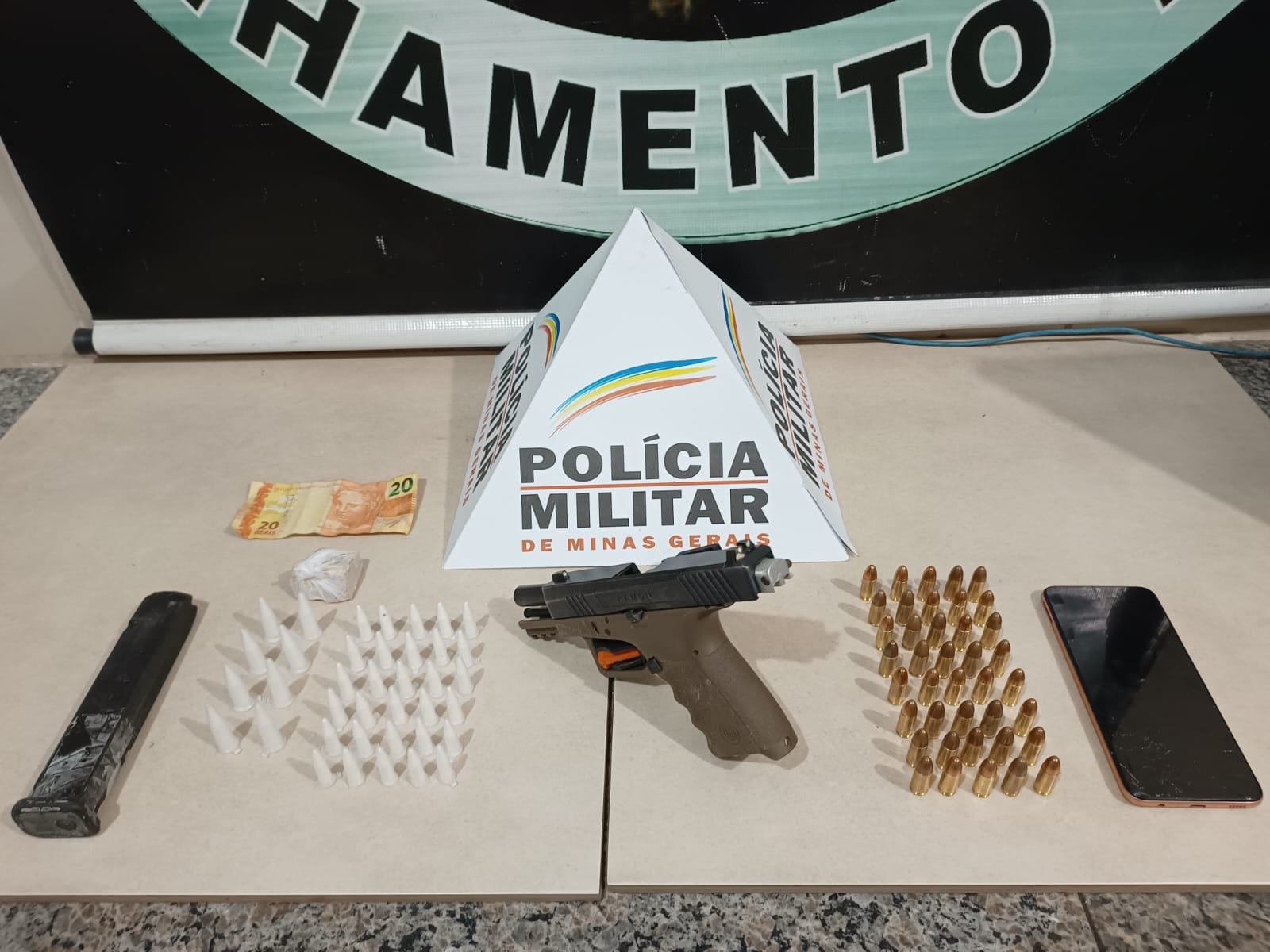 Polícia Militar realiza apreensão de arma e drogas em operação em Viçosa