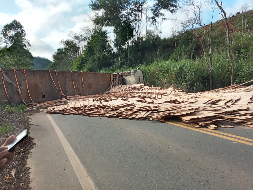 Carreta carregada de madeira tomba na BR-120, na localidade de Bom Jardim, em Teixeiras