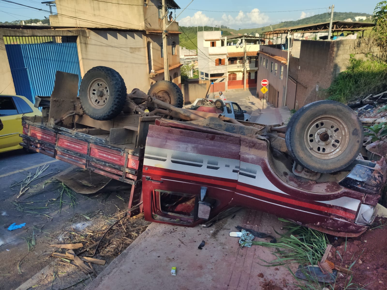 Viçosa: Carro perde os freios e capota ao descer ladeira