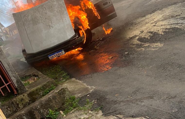 Carro pega fogo no Bom Jesus em Viçosa