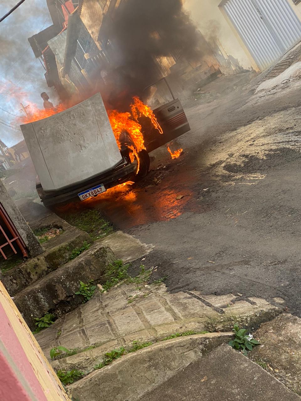 Carro pega fogo no Bom Jesus em Viçosa