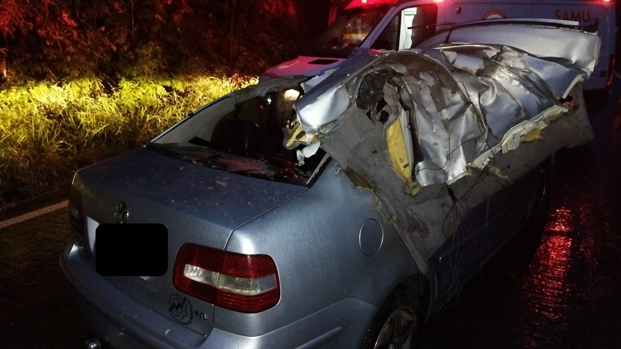 Viçosa: Homem morre ao colidir carro em arvore na MGC-482
