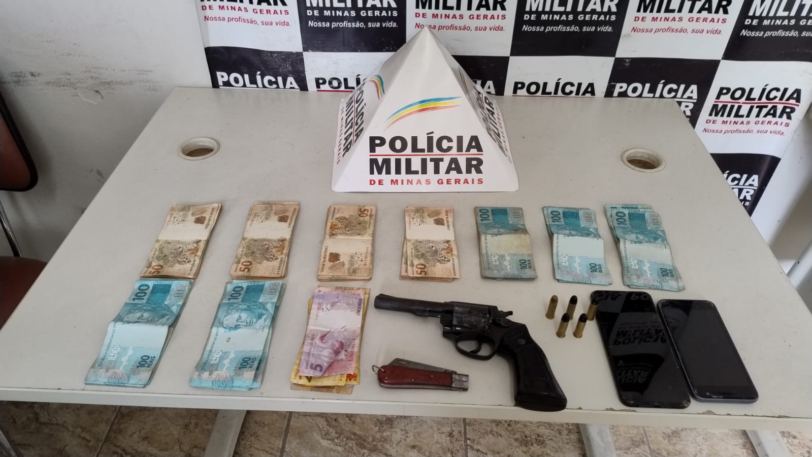 Ponte Nova: Homem é preso com arma de fogo e dinheiro