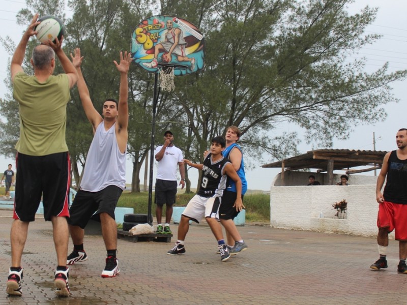 Projeto oferece treinamentos e práticas recreativas de basquetebol