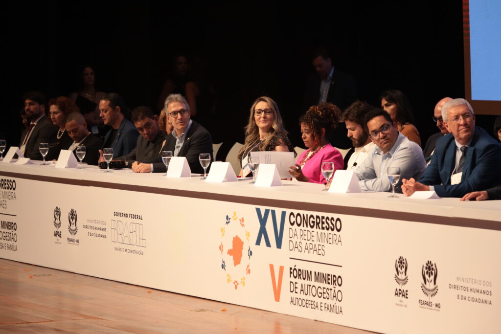 Foto da mesa do Congresso da Rede Mineira de Apaes