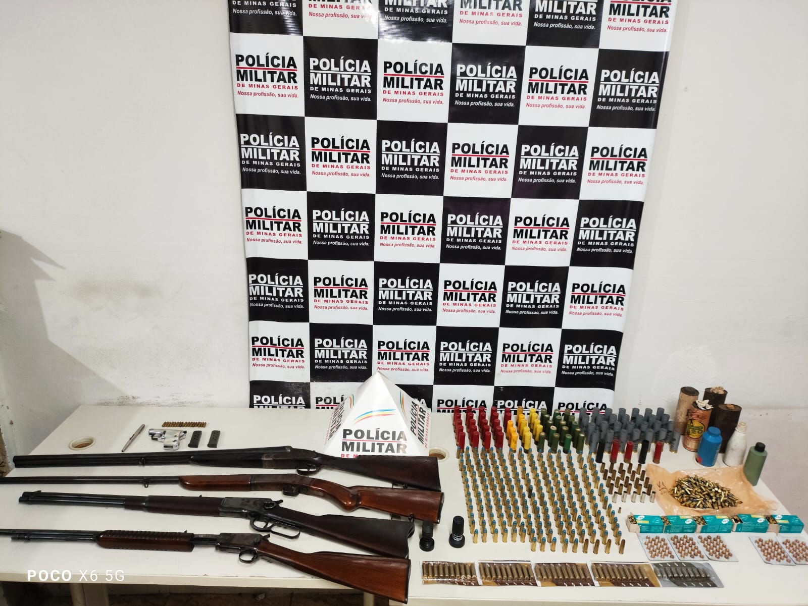 Homem com grande arsenal de armas é preso em operação policial em Ponte Nova
