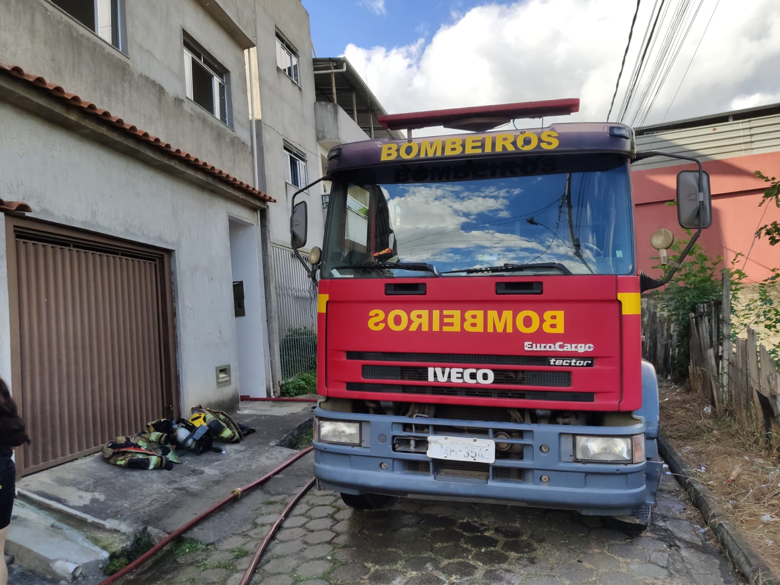 Incêndio destrói o quarto de uma casa no bairro Santo Antônio, em Viçosa