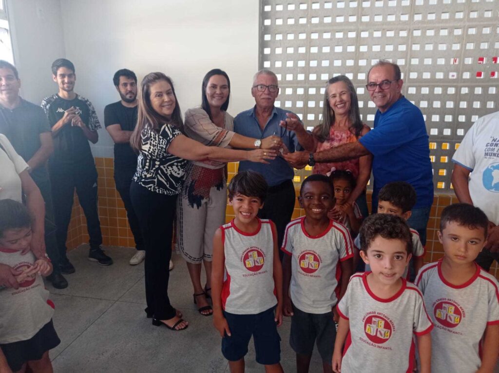 Foto ilustrativa:
Prefeito Raimundo ao centro, rodeado pelas professores e o secretário Marcos Nunes, segurandoas chaves. A frente desses, criançassorrindo para foto
Ao fundo, homens sorrindo para foto.