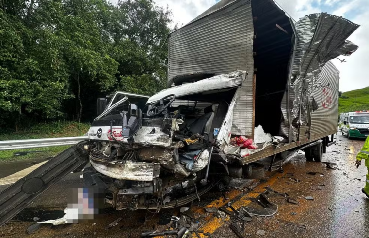 Acidente na BR-116 deixa cabine de caminhão destruída