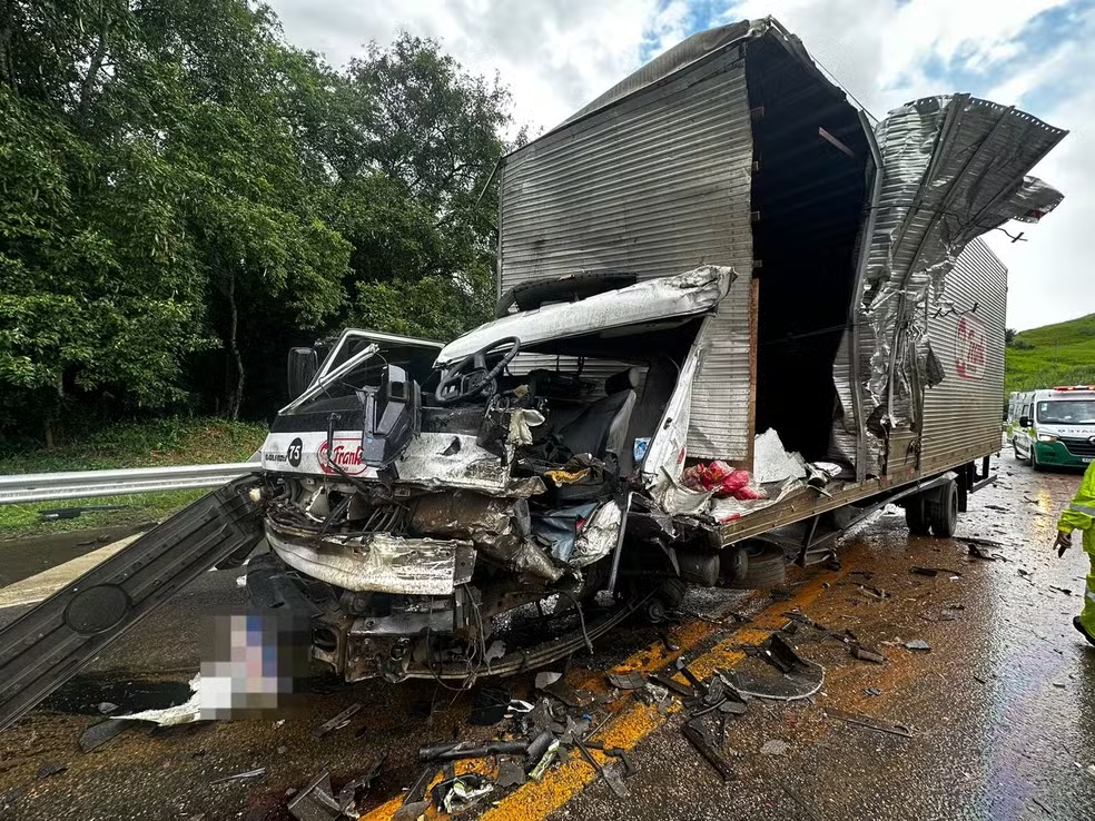 Acidente na BR-116 deixa cabine de caminhão destruída