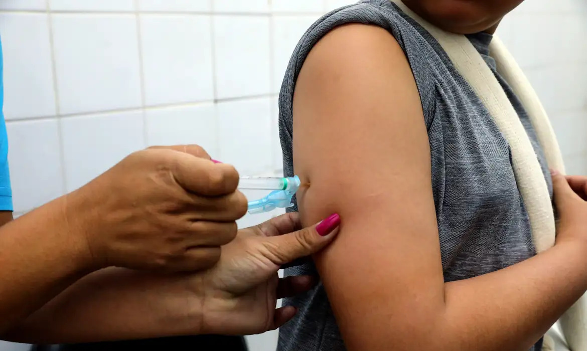 Saúde amplia vacinação contra dengue diante a vencimento de lote