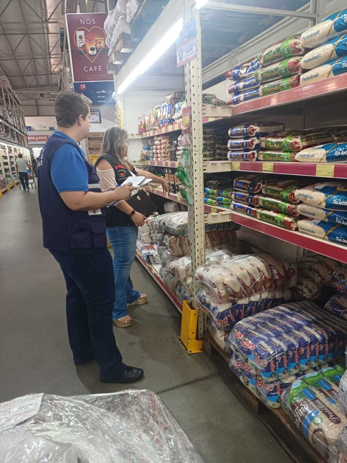 PROCON e Fiscalização visitam supermercados de Viçosa