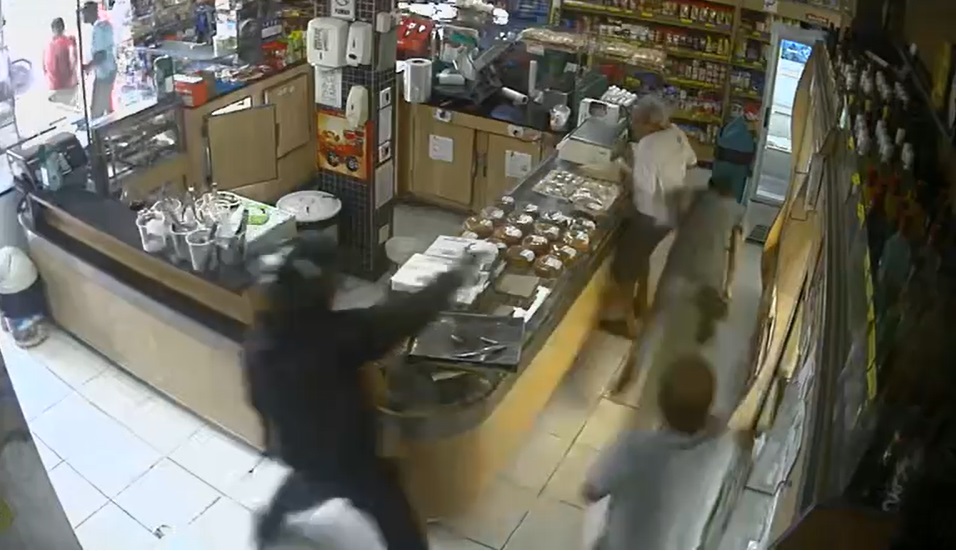 Viçosa: Criminosos tentam matar desafeto dentro de Padaria