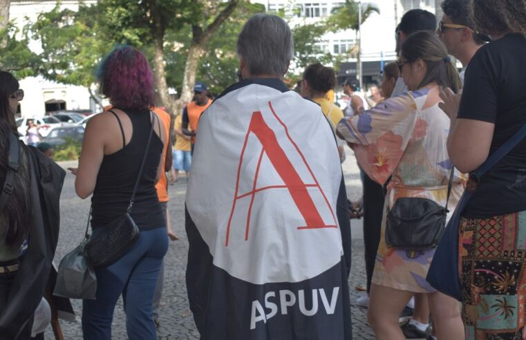 Governo se reúne com categorias em greve nas universidades hoje (15)