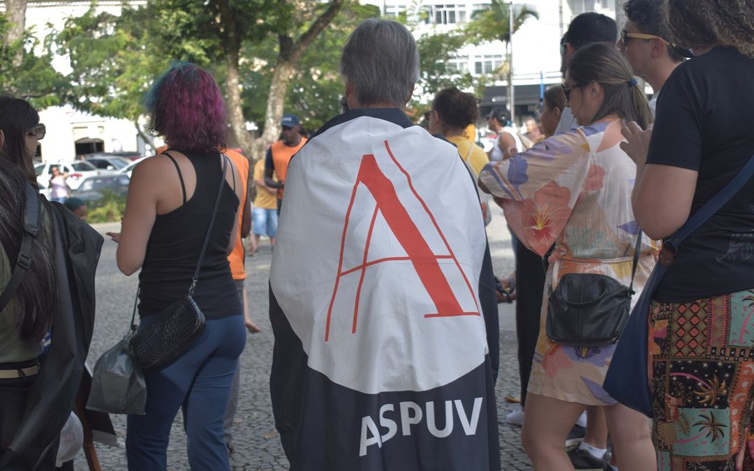 Governo se reúne com categorias em greve nas universidades hoje (15)