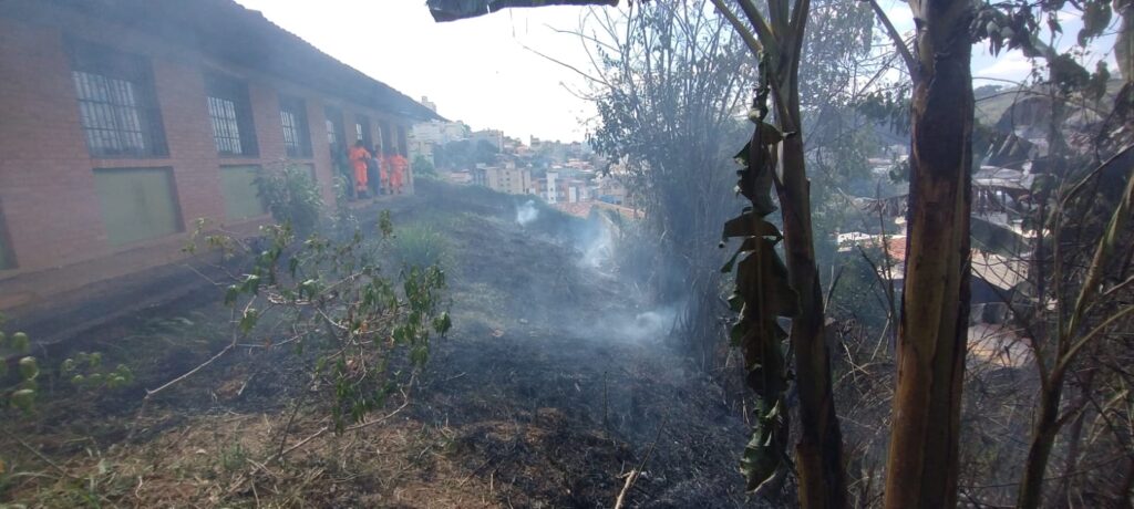 Incêndio nos fundos da
Imagem tirada pelos Bombeiros do estrago das chamas. Vegetação queimada e fumaça subindo para os arredores das janelas da escola.