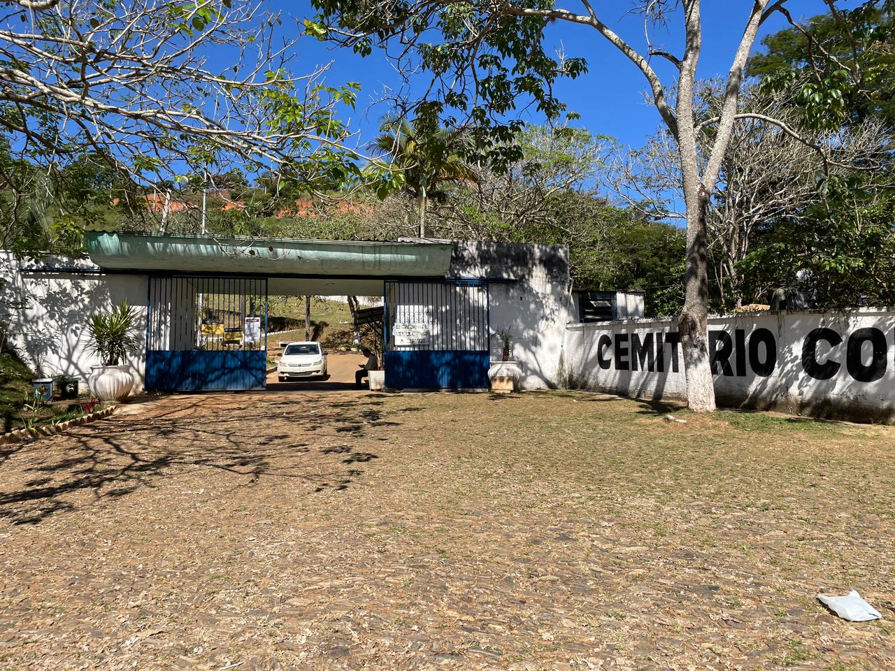 Familiares denunciam estado precário dos túmulos do Cemitério Colina da Saudade