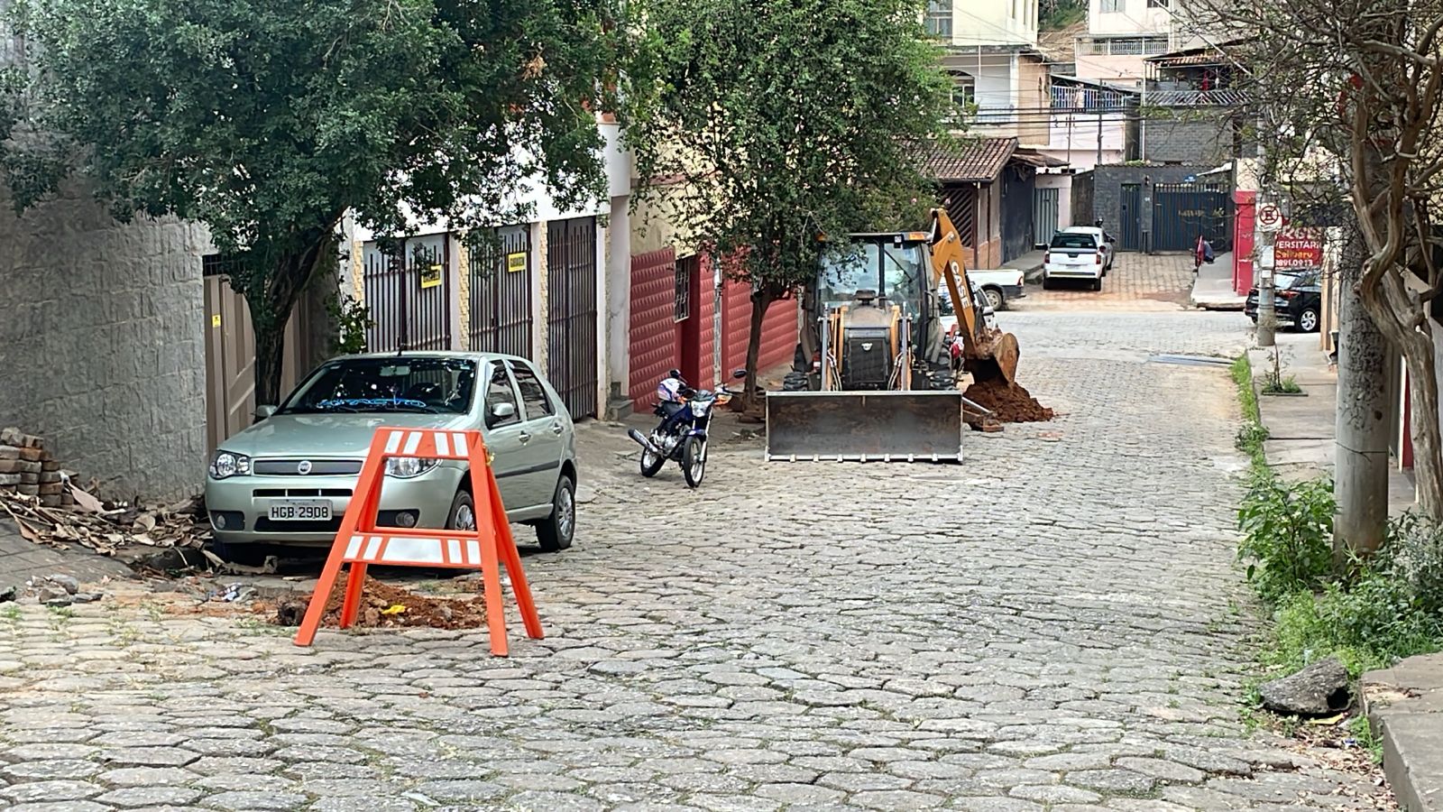 Prefeitura realiza manutenção em buraco na rua Papa João XXIII, em Viçosa