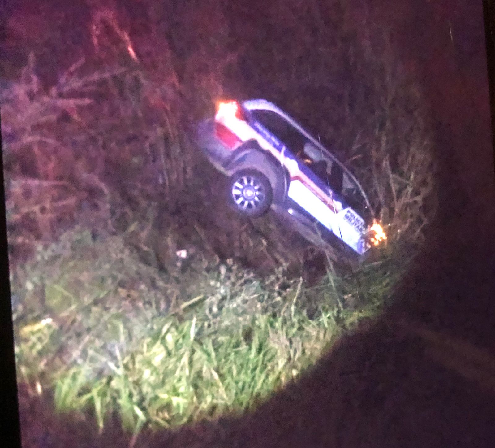 Carro da polícia capota entre Teixeiras e Bom Jardim