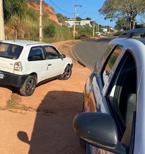 PM recupera veículo furtado em Araponga
