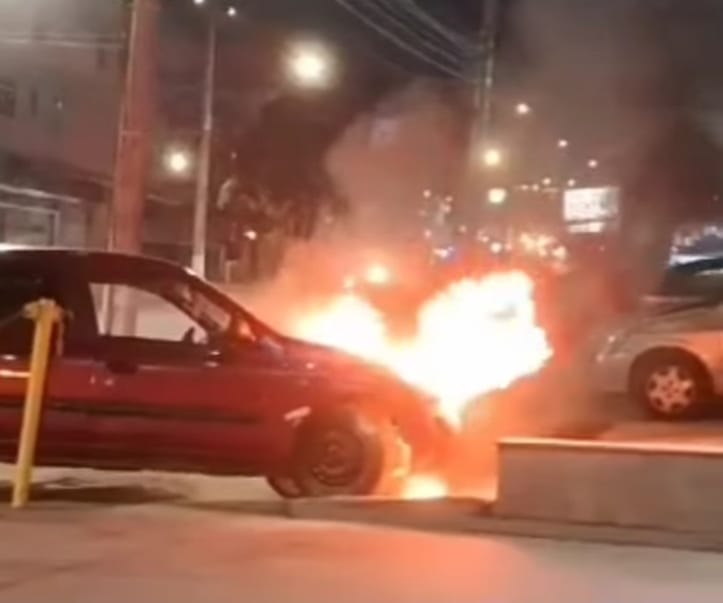 Carro pega fogo na avenida Castelo Branco, em Viçosa
