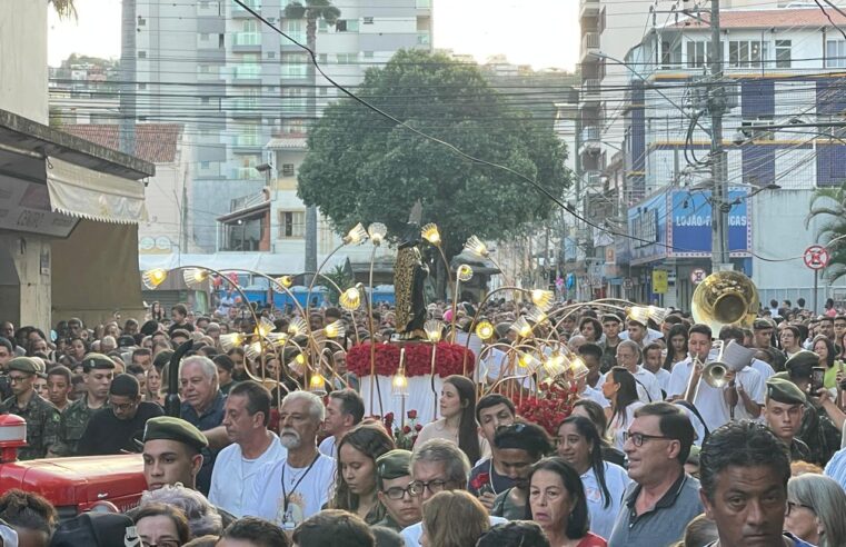 Procissão do dia de Santa Rita arrasta multidão de fiéis, em Viçosa