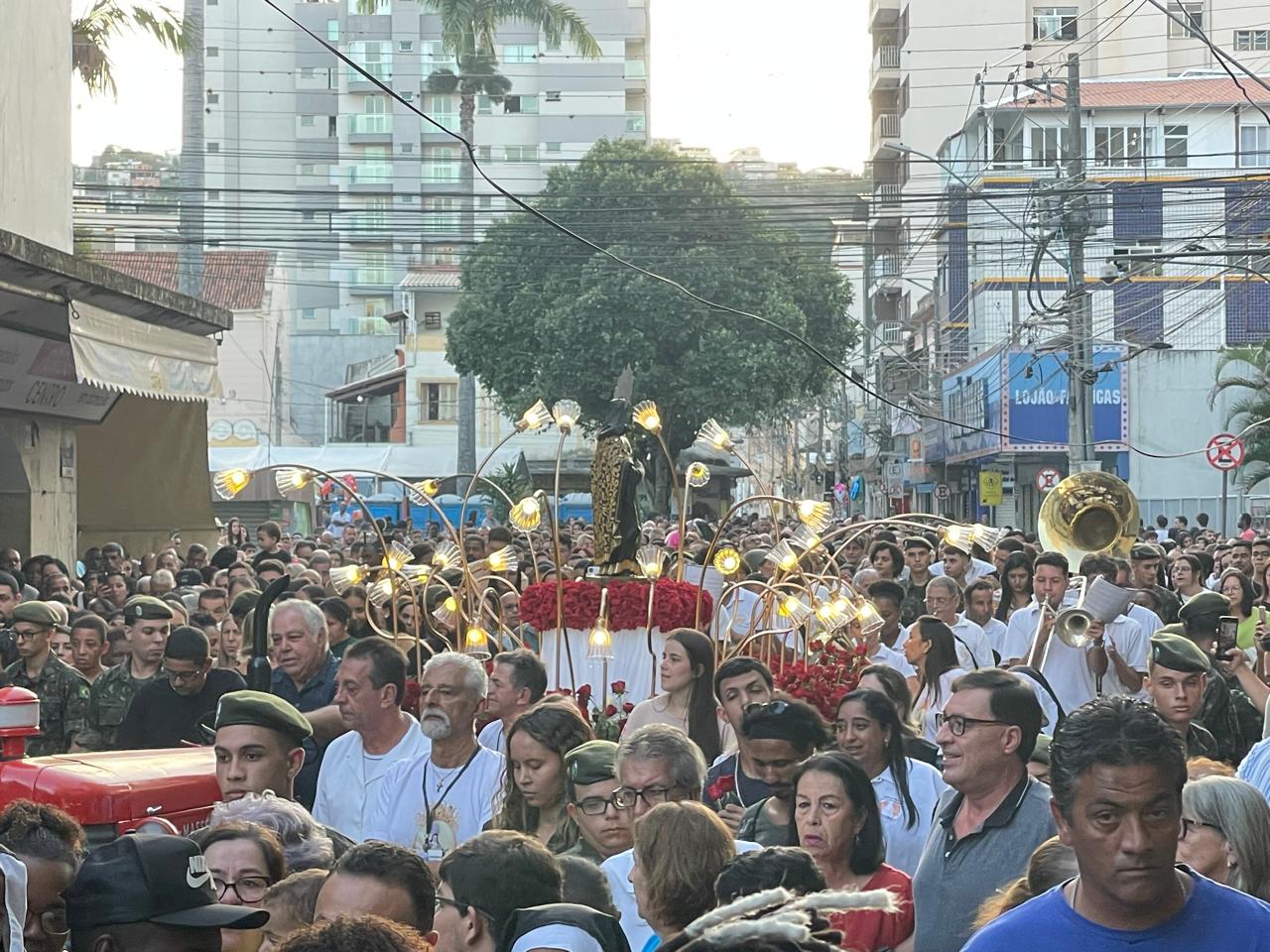 Procissão do dia de Santa Rita arrasta multidão de fiéis, em Viçosa