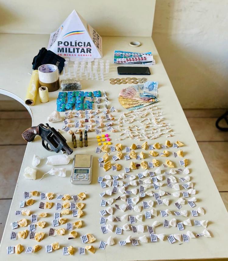 PM apreende arma de fogo e grande quantidade de drogas, em Ervália