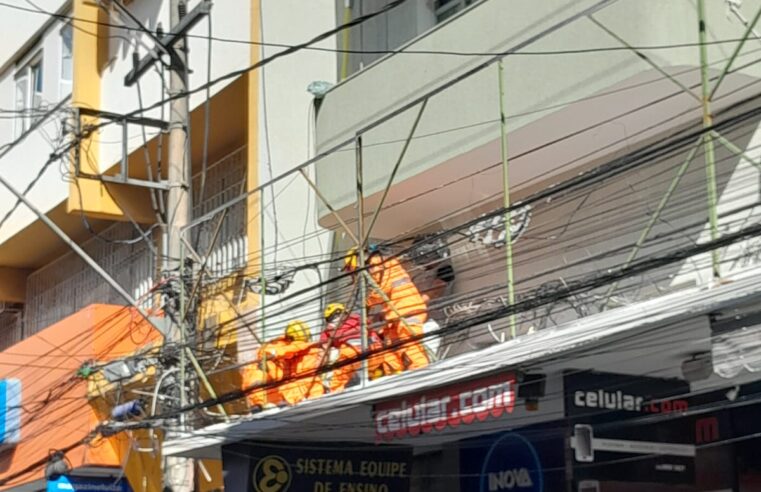 Homem cai de escada em prédio no calçadão, em Viçosa