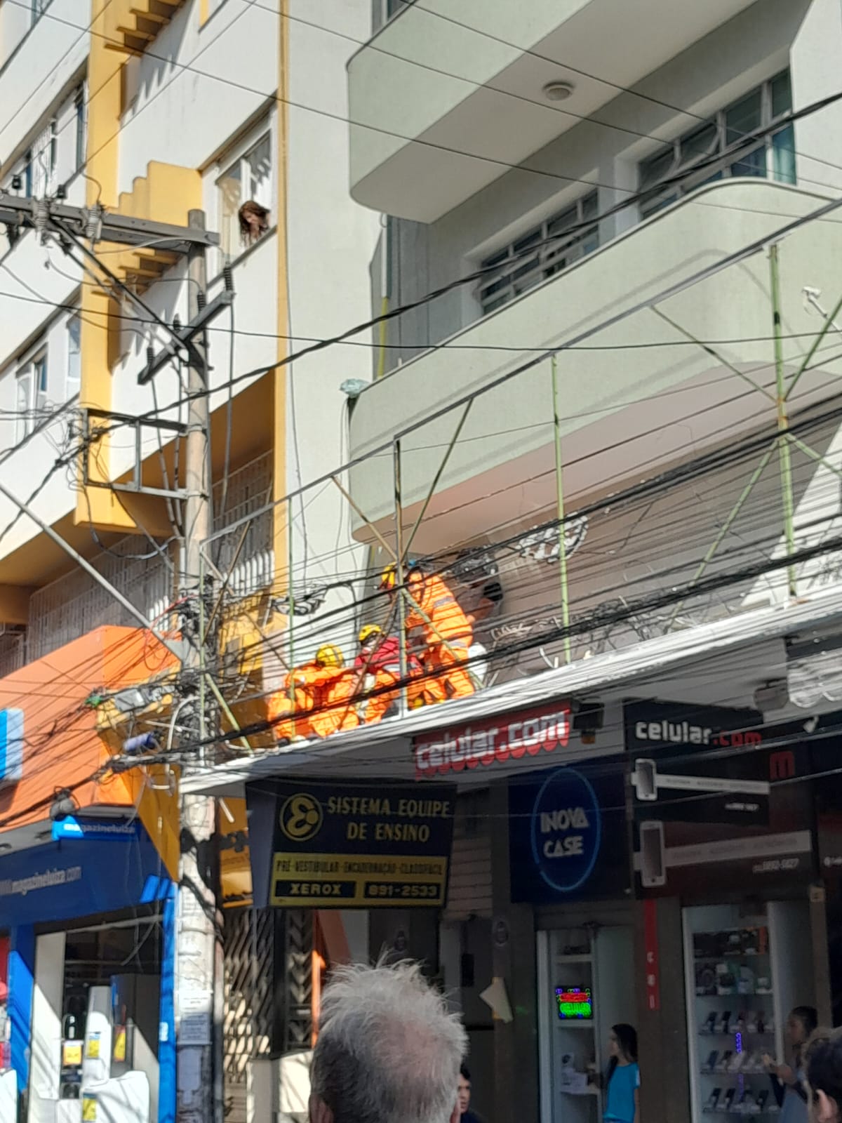 Homem cai de escada em prédio no calçadão, em Viçosa