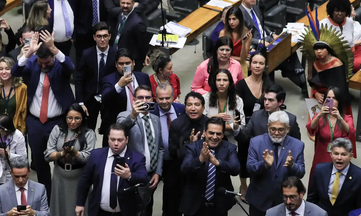 Câmara dos Deputados aprova decreto que reduz exigências para armas de fogo