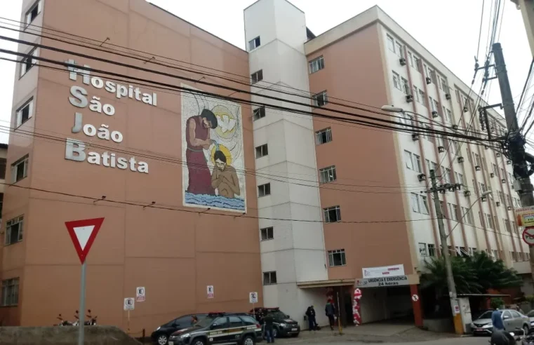 Homem quebra vidro em hospital após ser socorrido em queda de moto, em Viçosa