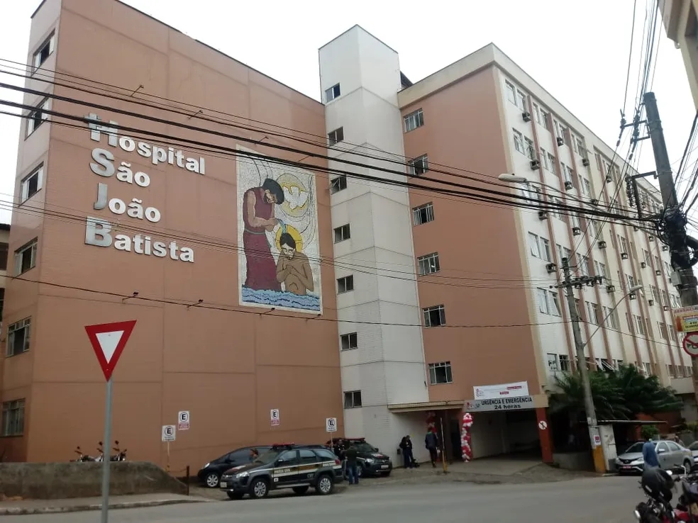 Homem quebra vidro em hospital após ser socorrido em queda de moto, em Viçosa