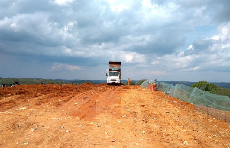 Morador de comunidade rural faz denúncia sobre condições propostas pelo aterro sanitário, em Viçosa