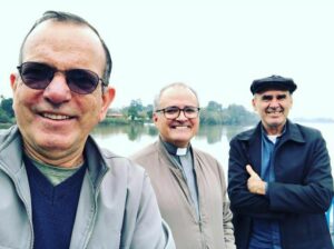 Na foto, da esquerda para a direita, aparecem Padre Paulo, Dom Walter Jorge e Padre Ronaldo.