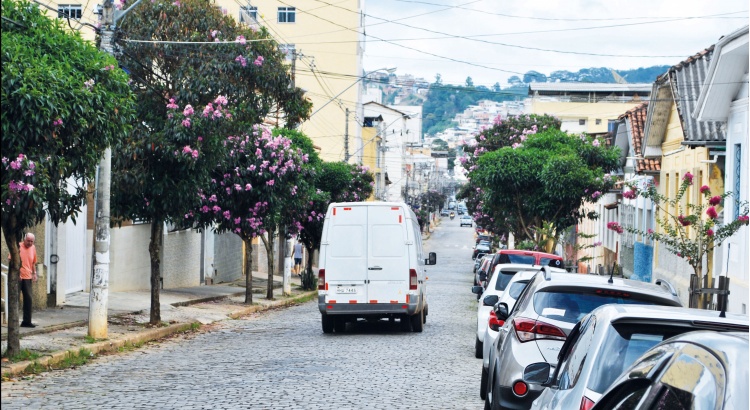 Homem foge de bloqueio policial, mas é preso logo em seguida, em Viçosa