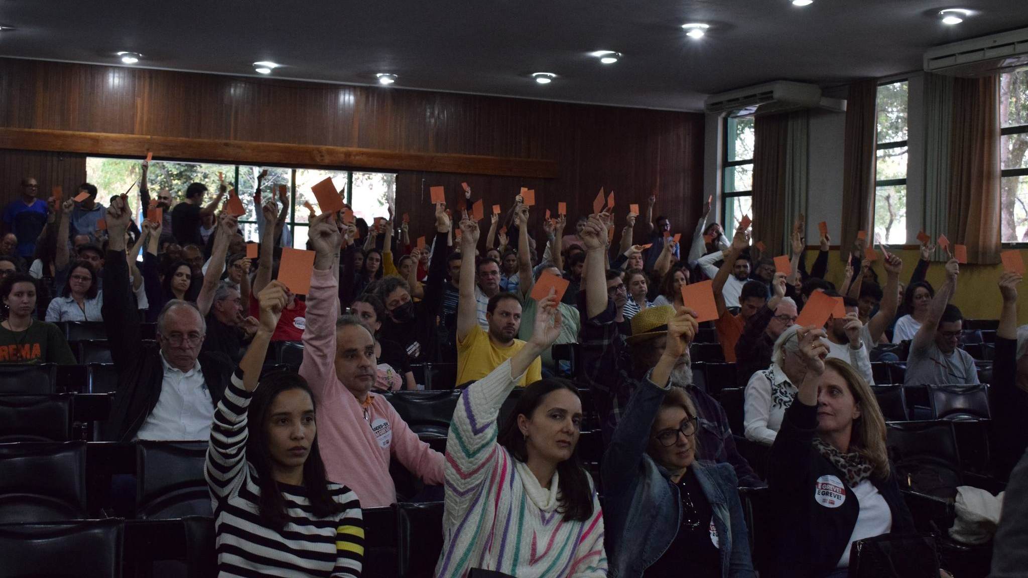 Assembleia docente decide pela continuidade da greve na UFV