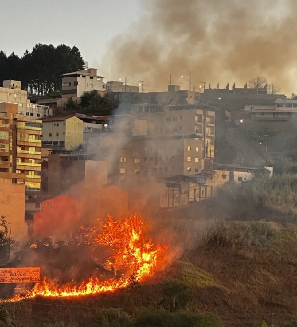 Incêndio no João Braz põe em risco carros e propriedades locais